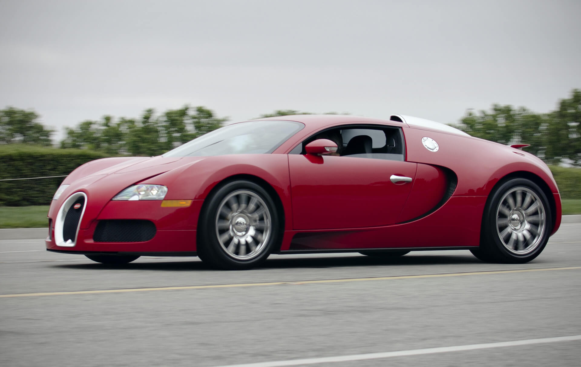 Red Bugatti Veyron Yollarda